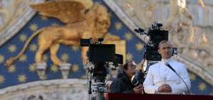  El actor brit&aacute;nico Jude Law durante el rodaje de la serie en uno de los salones del Vaticano.