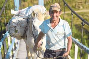 Los habitantes de las comunidades utilizan estas plataformas para sacar lo que producen. Foto: Cortes&iacute;a
