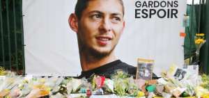 Vista del homenaje al jugador argentino Emiliano Sala en los campos de entrenamiento del FC Nantes, antes de una sesi&oacute;n este viernes en Nantes, Francia. 