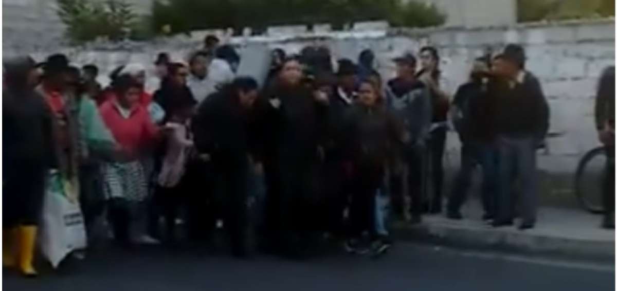 Los uniformados fueron llevados a la fuerza hasta el sectro Maca Milinpungo