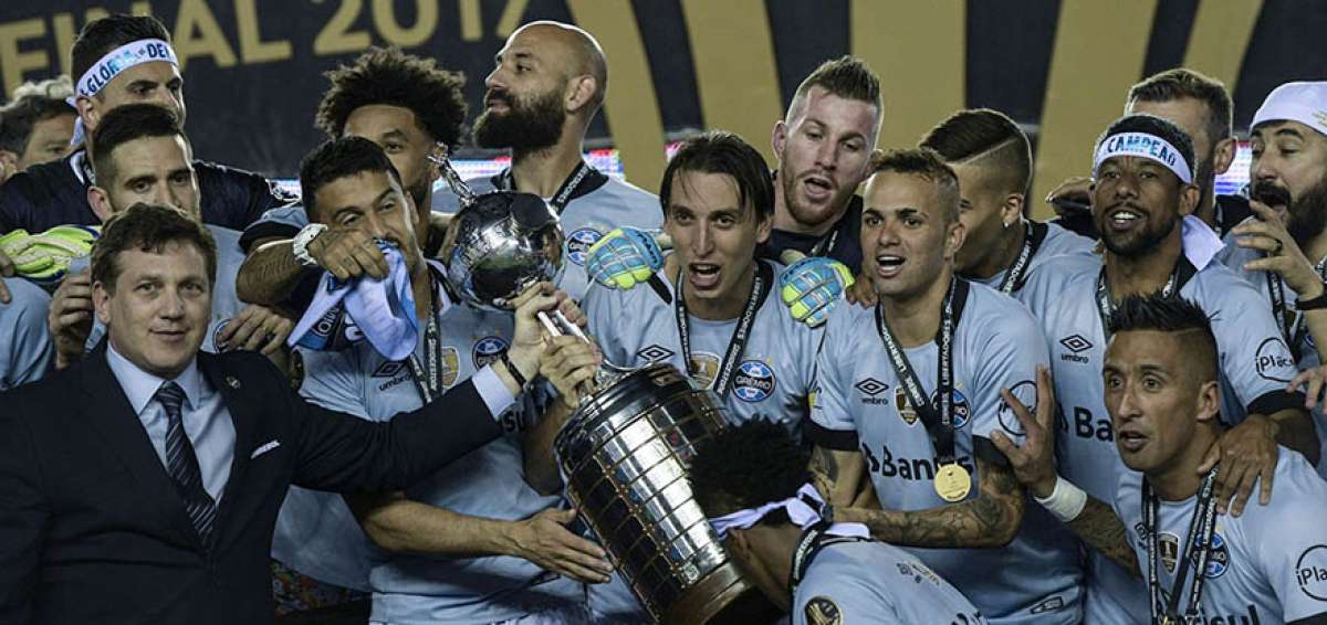 Alejandro Dom&iacute;nguez (izq.), presidente de la Conmebol, durante la premiaci&oacute;n a Gremio, campe&oacute;n de la Copa Libertadores, edici&oacute;n 2017.