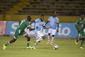 El extremo Elvis Patta (der.) de Universidad Cat&oacute;lica se lleva el bal&oacute;n ante la marca del zaguero Johnny Gudi&ntilde;o. Foto: &Aacute;lvaro P&eacute;rez / El Tel&eacute;grafo