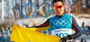 Tras su participaci&oacute;n, Klaus Jungbluth mostr&oacute; al resto de participantes la bandera ecuatoriana.