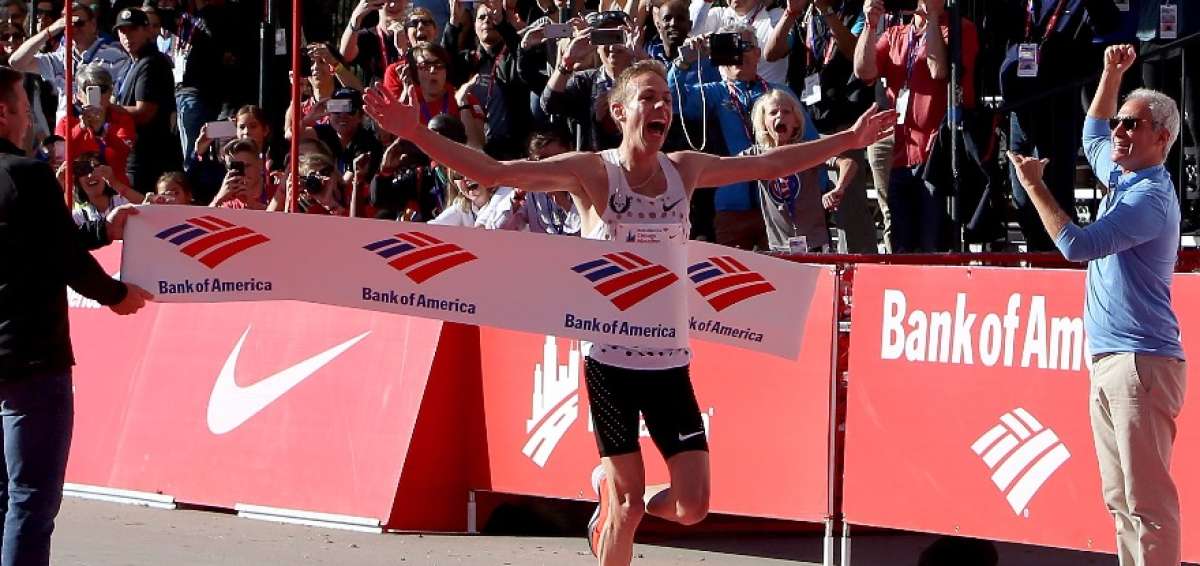 El corredor Galen Rupp, de EE.UU., celebra al cruzar la meta; atr&aacute;s, en las gradas, el p&uacute;blico local lo ovaciona.