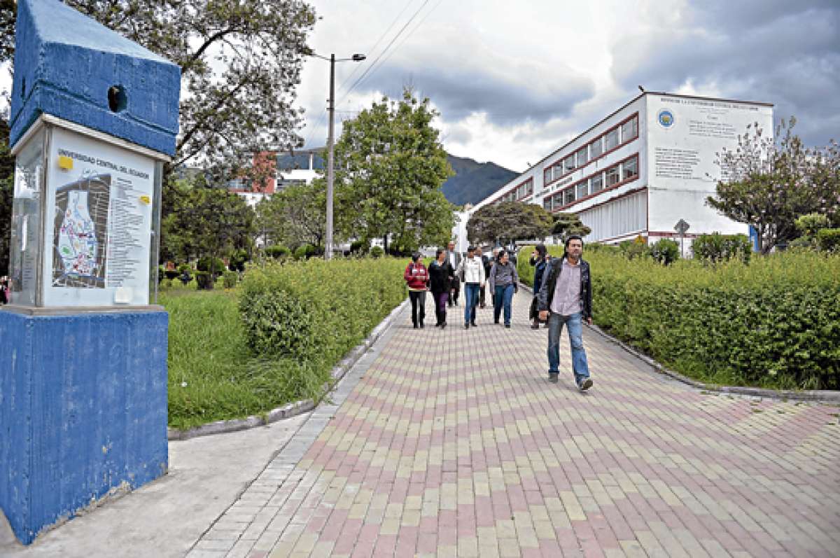 Los alumnos egresados de la Central, que busquen su t&iacute;tulo  universitario, podr&aacute;n pedir los requisitos para el examen en las secretar&iacute;as de cada facultad. Foto: Archivo.