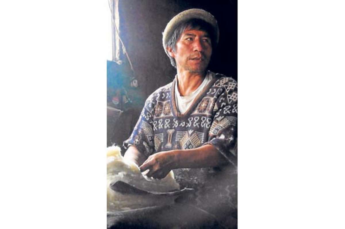 Casi en la penumbra de su peque&ntilde;o taller, Pilamunga pasa m&aacute;s de 12 horas diarias totalmente sumergido en su actividad manual que aprendi&oacute; en Pelileo.
