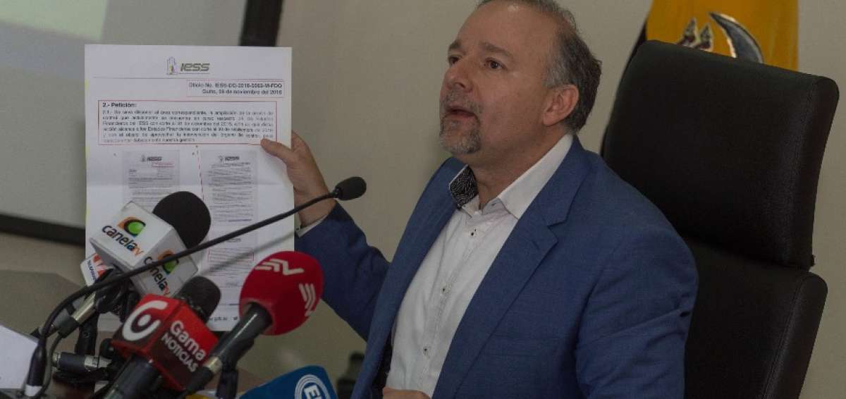 El presidente del Consejo Directivo del IESS, Richard Espinosa, durante una rueda de prensa. 