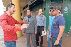 Jos&eacute; Salazar (con gorra) todav&iacute;a no puede trabajar por la herida que le hicieron en la cabeza. &Eacute;l culpa a los metropolitanos de un ataque. Foto: Miguel Castro / El Tel&eacute;grafo