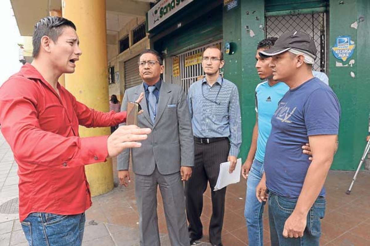 Jos&eacute; Salazar (con gorra) todav&iacute;a no puede trabajar por la herida que le hicieron en la cabeza. &Eacute;l culpa a los metropolitanos de un ataque. Foto: Miguel Castro / El Tel&eacute;grafo