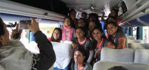 Sof&iacute;a Astudillo (i) posa junto a las jugadoras del club &Ntilde;a&ntilde;as, a quienes esper&oacute; en las afueras del estadio Alejandro Serrano Aguilar de Cuenca.