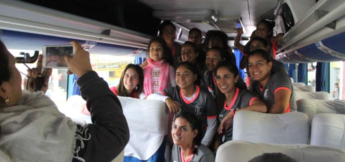 Sof&iacute;a Astudillo (i) posa junto a las jugadoras del club &Ntilde;a&ntilde;as, a quienes esper&oacute; en las afueras del estadio Alejandro Serrano Aguilar de Cuenca.