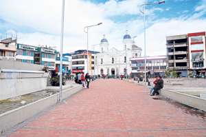 En este lugar se destaca el templo que tiene una estructura maciza, con una c&uacute;pula central. Iluminada. En sus flancos hay 2 peque&ntilde;as naves paralelas a la central y la entrada tiene un arco. Foto: Silvia Osorio |  para El Tel&eacute;grafo
