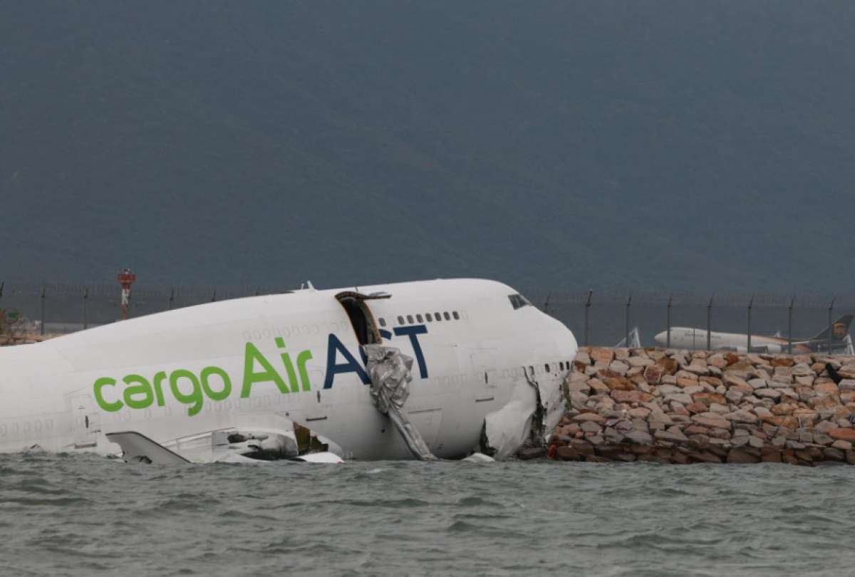Las autoridades hongkonesas investigan las causas de un accidente ocurrido la madrugada de este lunes en el Aeropuerto Internacional, donde un Boeing 747-481 de carga, procedente de Dubái.