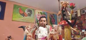 Gustavo Robalino es conocido en P&iacute;llaro y la regi&oacute;n por su destreza para elaborar figuras y mu&ntilde;ecos esot&eacute;ricos de La Legi&oacute;n, una de las comparsas que desfilan durante la Diablada Pillare&ntilde;a, en enero.