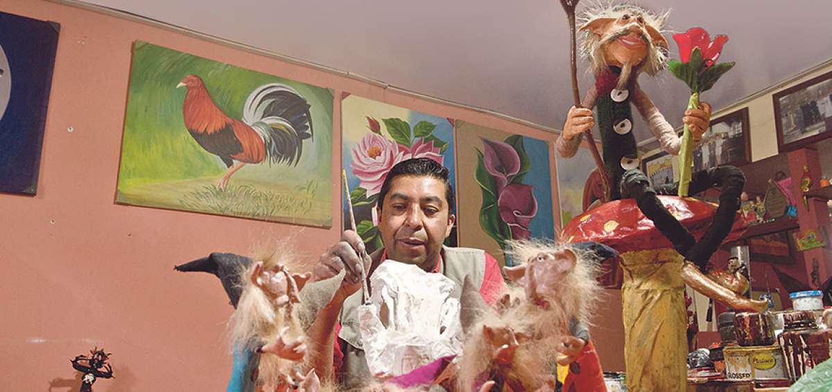Gustavo Robalino es conocido en P&iacute;llaro y la regi&oacute;n por su destreza para elaborar figuras y mu&ntilde;ecos esot&eacute;ricos de La Legi&oacute;n, una de las comparsas que desfilan durante la Diablada Pillare&ntilde;a, en enero.
