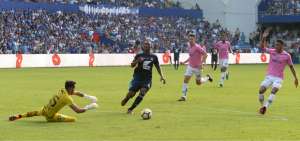El arquero de Independiente del Valle, Hamilton Piedra (i), se arroja para contener un remate ante el acoso del delantero Ayrton Preciado, de Emelec, en una de las incidencias del lance por la novena fecha del torneo local.