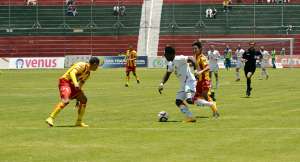 Roberto &lsquo;Tuca&rsquo; Ord&oacute;&ntilde;ez, delantero de Mushuc Runa, domina la pelota ante la marca de 2 defensores de Aucas. Foto: Roberto Ch&aacute;vez / El Tel&eacute;grafo