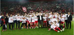 El Olympiacos de Paredes grit&oacute; campe&oacute;n en Grecia