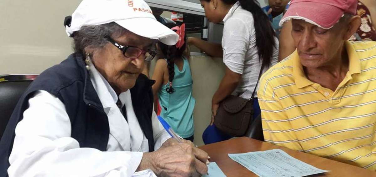 La mujer de 83 a&ntilde;os se dedica a despachar las recetas a los pacientes del dispensario m&eacute;dico.  