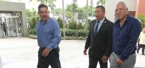 Miguel Almeida, representante de Universidad Cat&oacute;lica (i), &Eacute;dison Balde&oacute;n de Delf&iacute;n (c) y Orlando Salazar de Macar&aacute; ingresan a la reuni&oacute;n de la LigaPro.