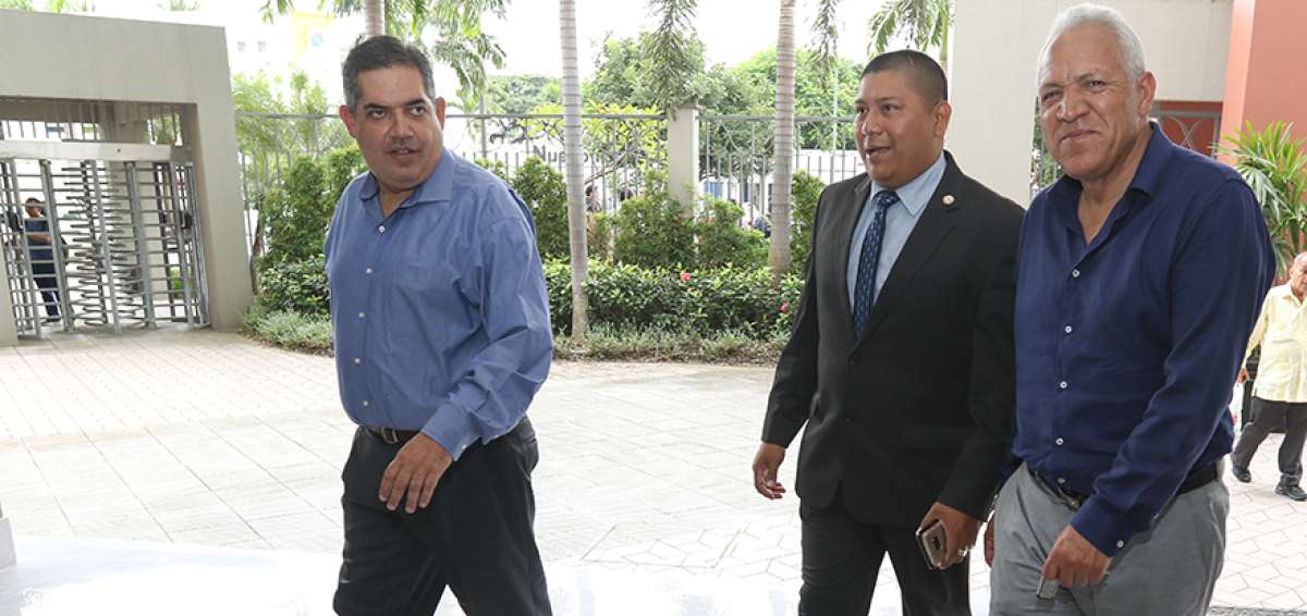Miguel Almeida, representante de Universidad Cat&oacute;lica (i), &Eacute;dison Balde&oacute;n de Delf&iacute;n (c) y Orlando Salazar de Macar&aacute; ingresan a la reuni&oacute;n de la LigaPro.