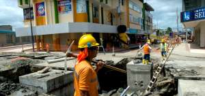 En la zona cero de Manta, ubicada en la parroquia Tarqui, se realizan trabajos de soterramiento de cables, es visible el alto nivel fre&aacute;tico en donde se ubican los cajetines y mangueras.
