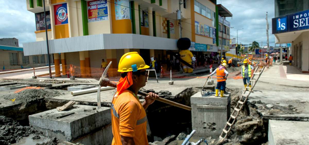 En la zona cero de Manta, ubicada en la parroquia Tarqui, se realizan trabajos de soterramiento de cables, es visible el alto nivel fre&aacute;tico en donde se ubican los cajetines y mangueras.