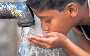 El acceso al agua potable y a servicios b&aacute;sicos de saneamiento mejor&oacute; desde 1990. Foto: www.olmecadiario.info