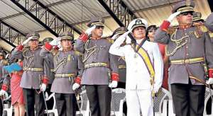 En la ceremonia por el 10 de Agosto, el jefe del Comando Conjunto, Luis Narv&aacute;ez, ascendi&oacute; a General del Ej&eacute;rcito. Foto: Cortes&iacute;a
