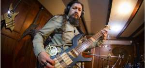 Sharku Burz (Julio Erazo) en el estudio Sonido Xterno, de Quito. La banda Nebuxys se present&oacute; el s&aacute;bado pasado en la Iglesia de Bender y lo har&aacute; los pr&oacute;ximos 3 y 25 de agosto.