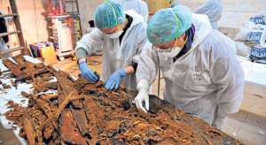 Algunos arque&oacute;logos y antrop&oacute;logos investigan los restos hallados en la cripta del Convento de las Trinitarias Descalzas donde se cree est&aacute; sepultado Cervantes. Foto: AFP