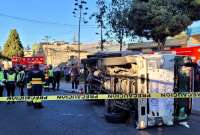 Camión con pancarta de protesta se volcó en la av. Maldonado, sur de Quito