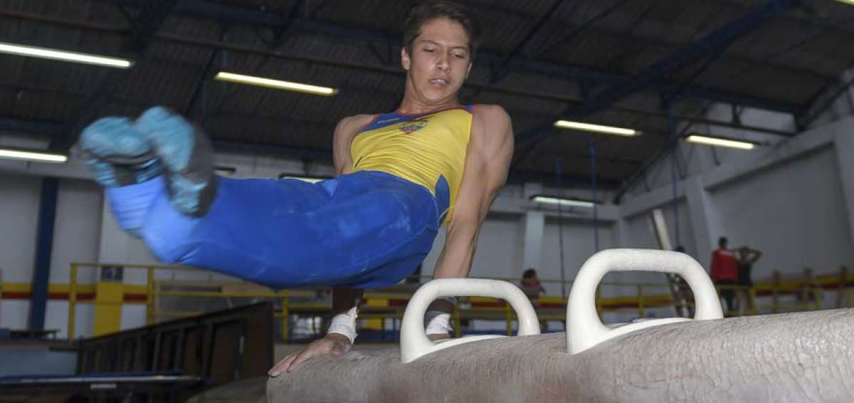 Jhosua Calvache entrena en el coliseo Jorge &lsquo;Cacha&rsquo; Flor de lunes a viernes, de 15:00 a 20:00, y los s&aacute;bados, de 09:00 a 14:00. Quiere estudiar cultura f&iacute;sica.