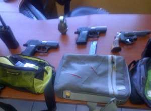 En poder de los sospechosos se encontr&oacute; armas. Foto: Twitter Ministro del Interior @ppsesa 