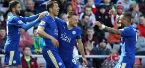 Jugadores del Leicester celebran el primero de los 2 tantos marcados por Jamie Vardy frente al Sunderland.