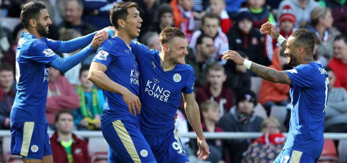 Jugadores del Leicester celebran el primero de los 2 tantos marcados por Jamie Vardy frente al Sunderland.