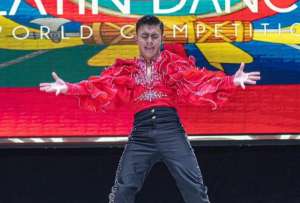 Matías Jiménez celebra su título mundial de salsa representando al Ecuador.