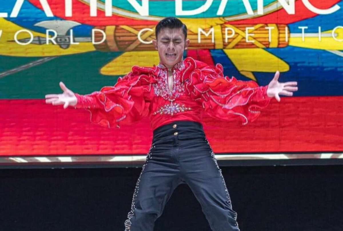 Matías Jiménez celebra su título mundial de salsa representando al Ecuador.