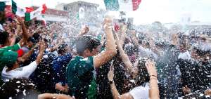 Fan&aacute;ticos mexicanos celebrando la victoria de su selecci&oacute;n ante Alemania.