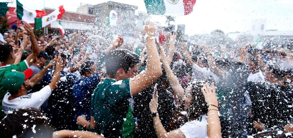 Fan&aacute;ticos mexicanos celebrando la victoria de su selecci&oacute;n ante Alemania.