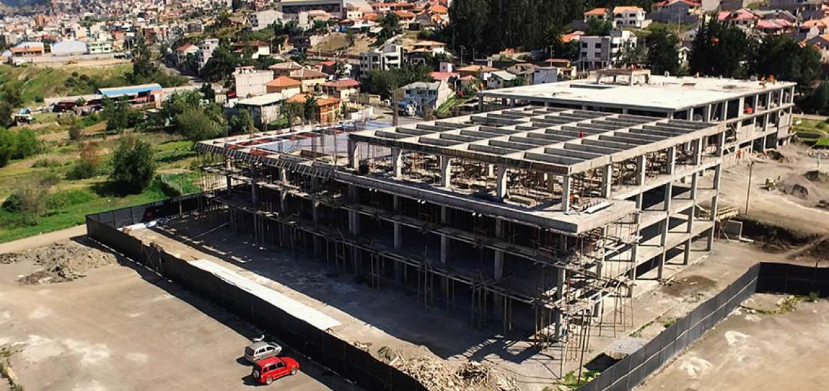 El nuevo mercado de Azogues est&aacute; situado en el sector sur de la urbe. Tendr&aacute; capacidad de hasta 700 puestos para el trabajo de los comerciantes. 