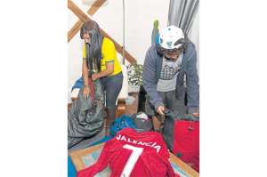 Pamela Mej&iacute;a (izq.) acomoda la bolsa de dormir que ocupar&aacute; durante el viaje. Su amigo, David Cevallos, alista ropa y equipo para acampar. Foto: Fernando Sandoval.