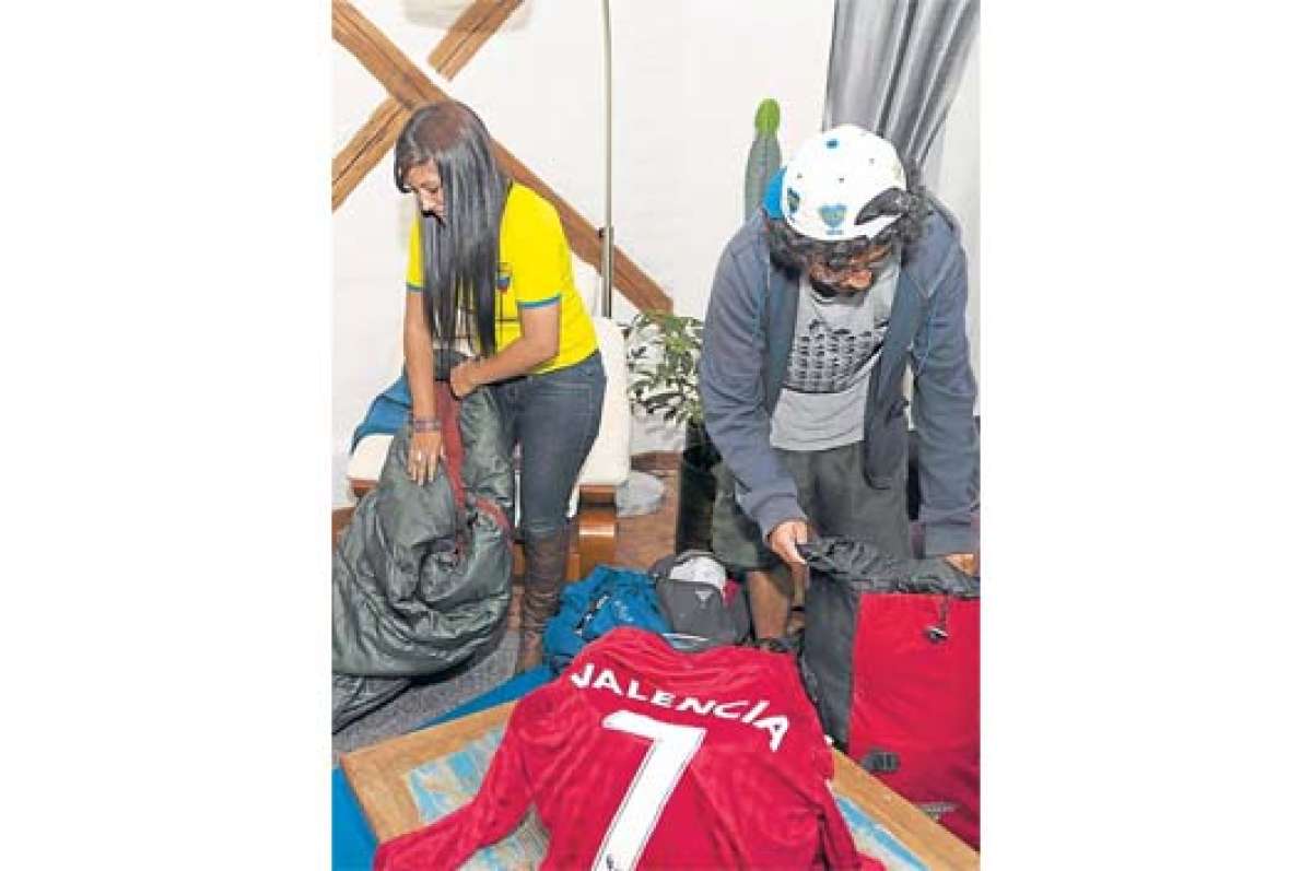Pamela Mej&iacute;a (izq.) acomoda la bolsa de dormir que ocupar&aacute; durante el viaje. Su amigo, David Cevallos, alista ropa y equipo para acampar. Foto: Fernando Sandoval.