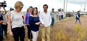 Cabezas, junto con el alcalde de Guayaquil, Jaime Nebot, observan los terrenos del sector de Mi Lote.
