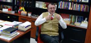 Enrique Ayala Mora est&aacute; jubilado de la Universidad Andina Sim&oacute;n Bol&iacute;var, pero no abandona la c&aacute;tedra. Su pasi&oacute;n es compartir conocimientos.