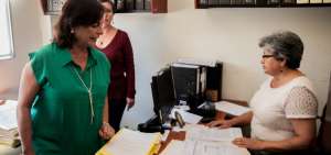  La ministra de Educaci&oacute;n, Monserrat Creamer, convers&oacute; ayer con trabajadores del Distrito Norte de Quito.