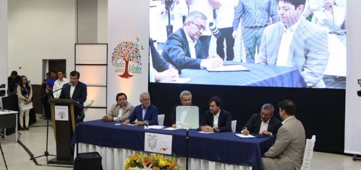 La suscripci&oacute;n de los contratos cont&oacute; con la presencia del presidente de la Rep&uacute;blica, Len&iacute;n Moreno; el ministro de Energ&iacute;a y Recursos Naturales No Renovables, Carlos P&eacute;rez; el gerente general de Petroamazonas, Alex Gal&aacute;rraga, entre otros.