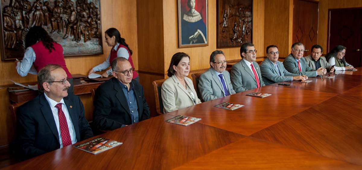 En la sala de Las Libertadoras de la Universidad Andina Sim&oacute;n Bol&iacute;var los rectores, o representantes de universidades firmaron el convenio.