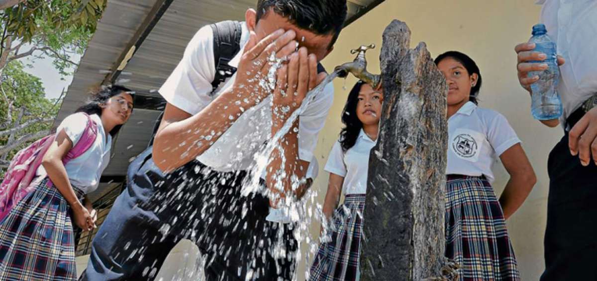 Desde el pasado 13 de septiembre los alumnos del Colegio T&eacute;cnico Agropecuario Lomas de Sargentillo ya no tienen que comprar agua en botellas.