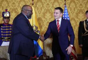 El presidente Daniel Noboa (der.) recibió al embajador estadounidense Arthur W. Brown.